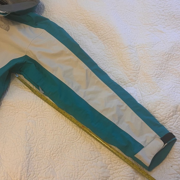 The North Face Women’s Medium running/wind breaker/ rain jacket - Picture 9 of 9
